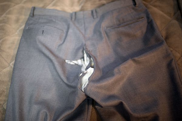 スーツ パンツのお尻がビリビリに破けた