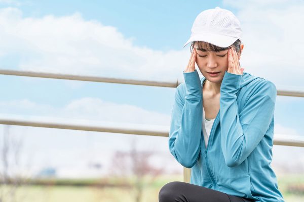 偏頭痛の女性 頭痛 気圧変化
