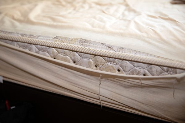 ベッドカバー破れ 交換