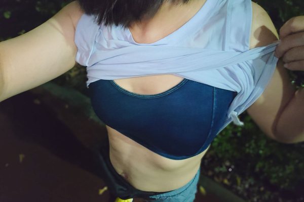 ランニングウェア スポーツブラ セクシー 胸の谷間