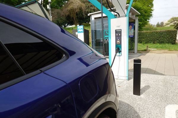 ポルシェ EVマカン 急速充電 友部SA 50ｋW