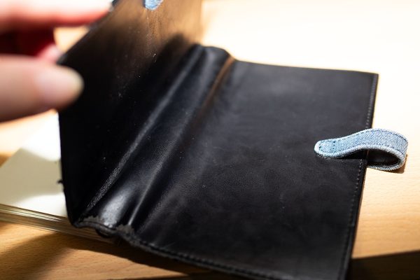 システム手帳の背表紙 360°開くとゆがむ