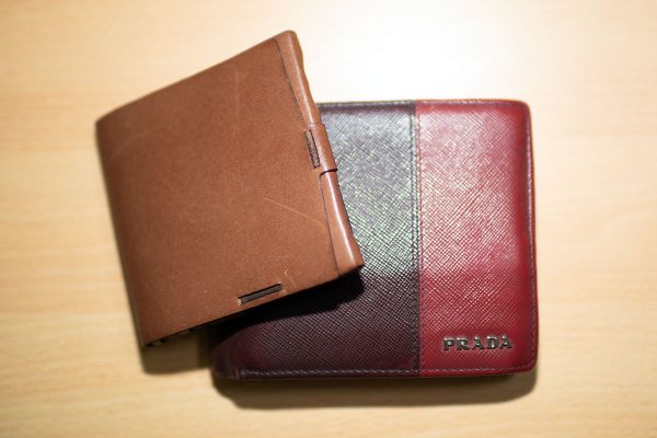 極小 最薄 最軽量 財布 UNIVERO 二つ折り財布との大きさ比較