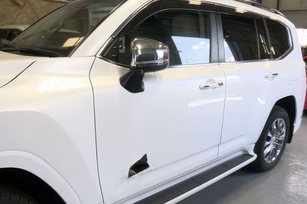 車両盗難 ランクル ランドクルーザー ドアに明けられた穴 CANインベーダー