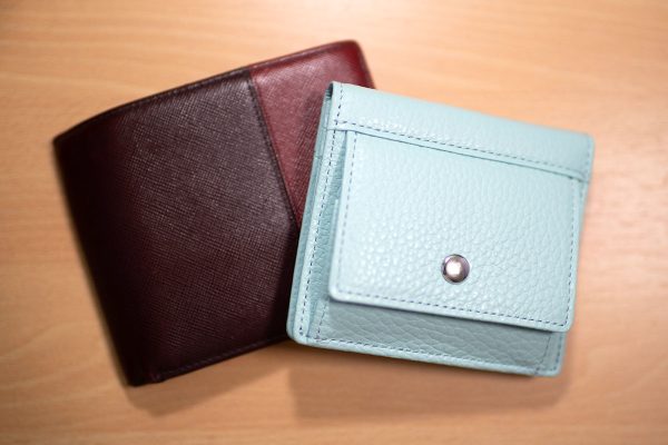 YOSHINA 最小本革二つ折り財布 大小比較
