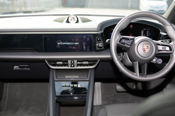 ポルシェ マカンElectric EV 新型マカン インパネ センターコンソール