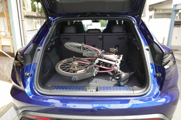 ポルシェ マカンElectric EV 新型マカン トランク 折りたたみ自転車