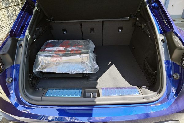 ポルシェ マカンElectric EV 新型マカン トランク 電子レンジが引っかかる