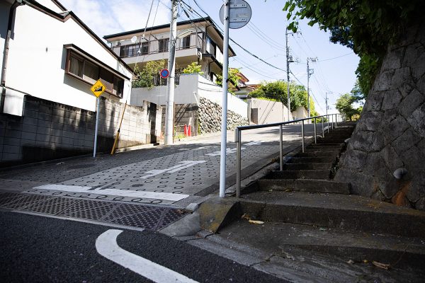 世田谷区 岡本一丁目 急坂 激坂 勾配21% 急傾斜 無名塾 無名坂 仲代達矢