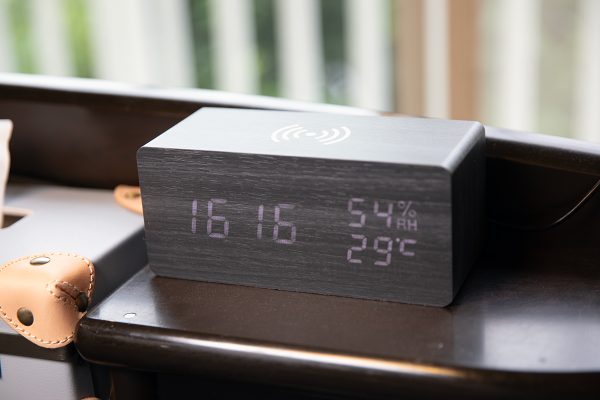 Qi スマホ ワイヤレス充電 目覚まし時計 LEDカレンダー時計