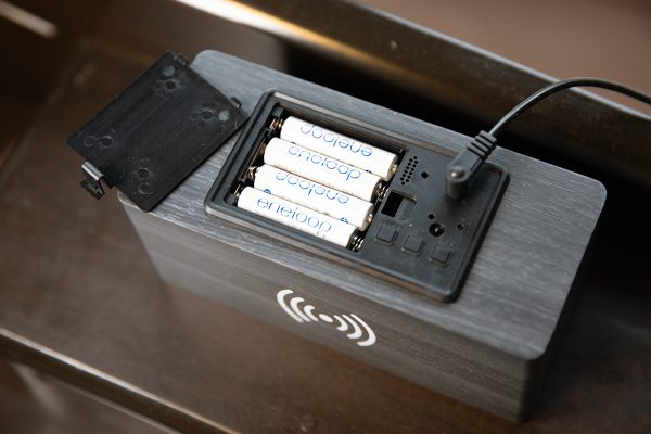 Qi スマホ ワイヤレス充電 目覚まし時計 LEDカレンダー時計 単三電池