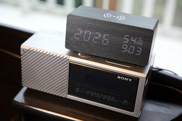 Qi スマホ ワイヤレス充電 目覚まし時計 LEDカレンダー時計 SONYラジオ目覚まし時計