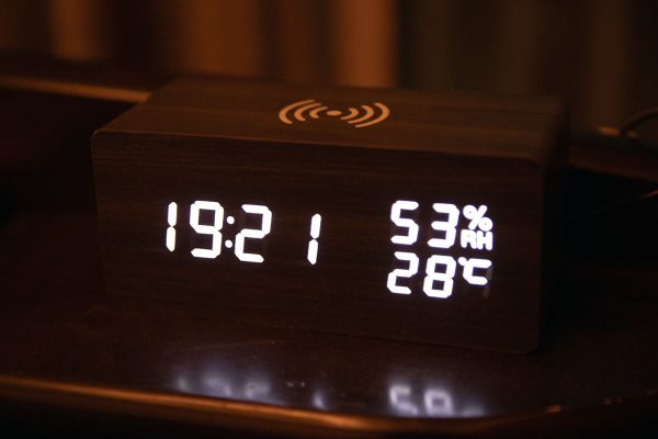 Qi スマホ ワイヤレス充電 目覚まし時計 LEDカレンダー時計 夜間表示