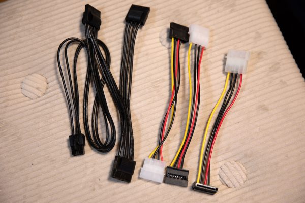 自作PC 電源ケーブル 3.3V問題 ペリフェラル4ピン-SATA電源変換ケーブル