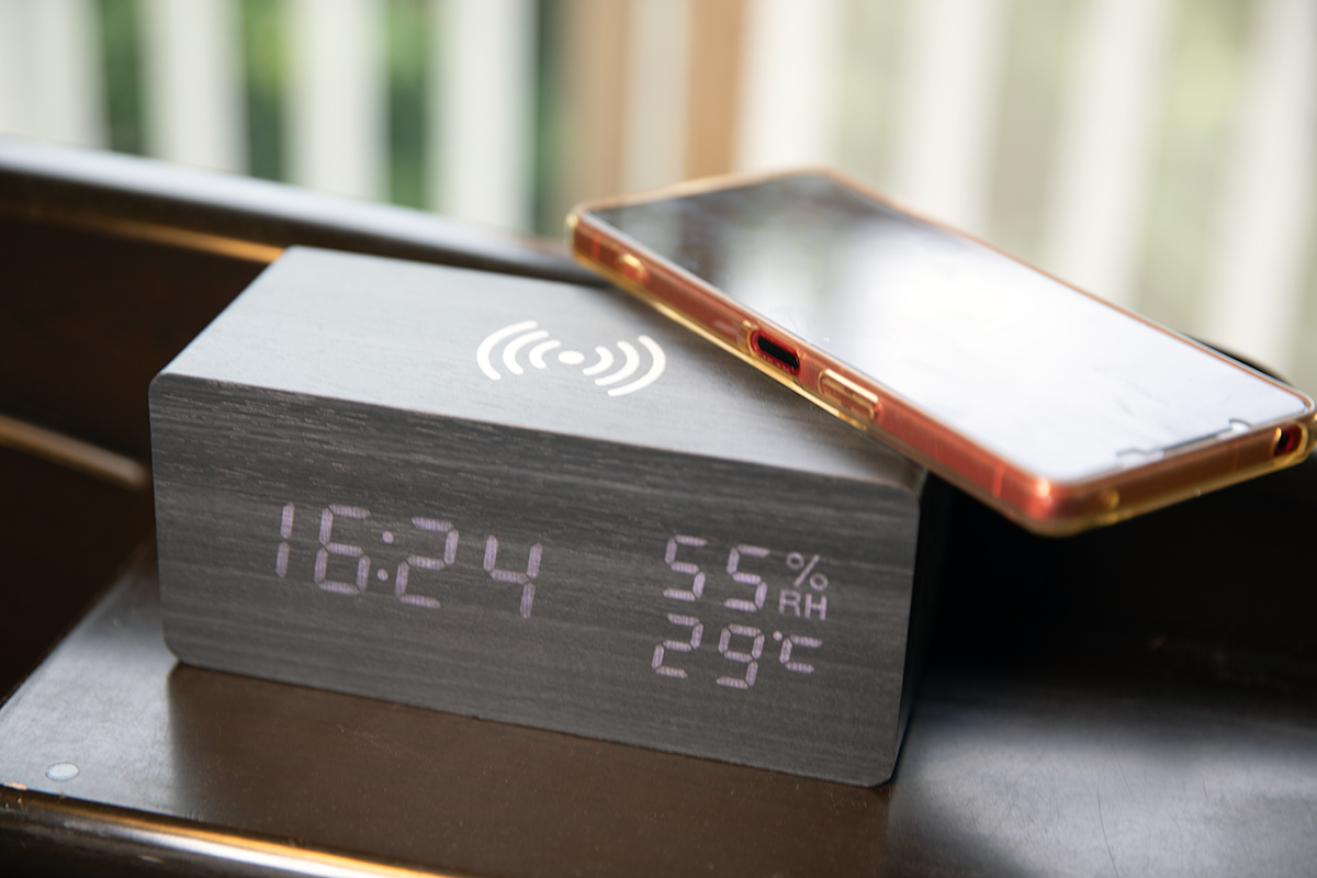 Qi スマホ ワイヤレス充電 目覚まし時計 LEDカレンダー時計